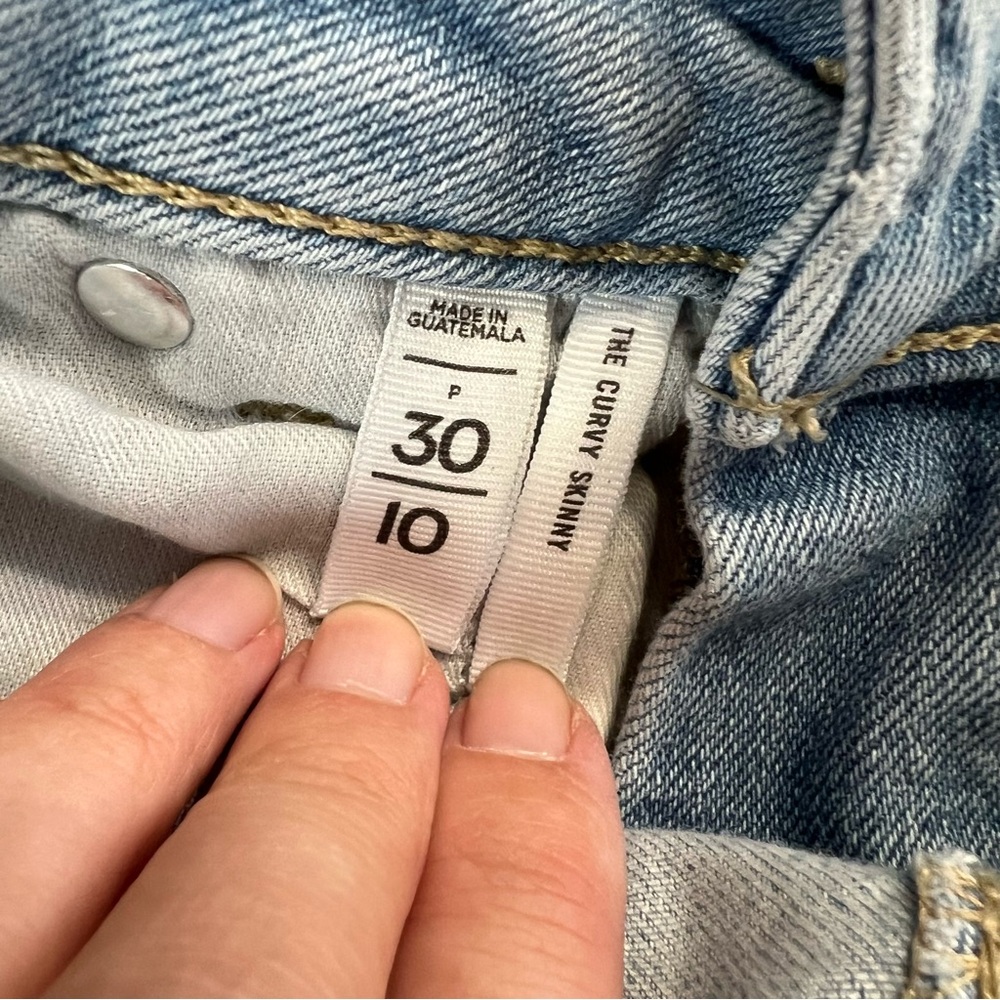 LOFT Curvy Skinny Jeans Women’s Size 10P / 30 Light Wash Distressed Knee Raw Hem - Picture 4 of 6